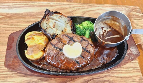 《道の駅サーモンパーク千歳》バレンタイン期間限定！新感覚チョコレートグルメ登場！～恋するチョコラーメンで甘いひとときを～