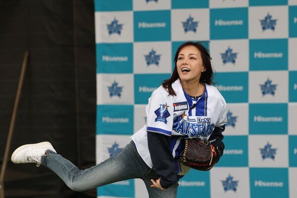 相川七瀬さんが横浜DeNAベイスターズの選手と共にキャンプイン?!「Hisense冠DAY」始球式でのノーバウンドピッチングに向けて気合十分の投球を披露！！