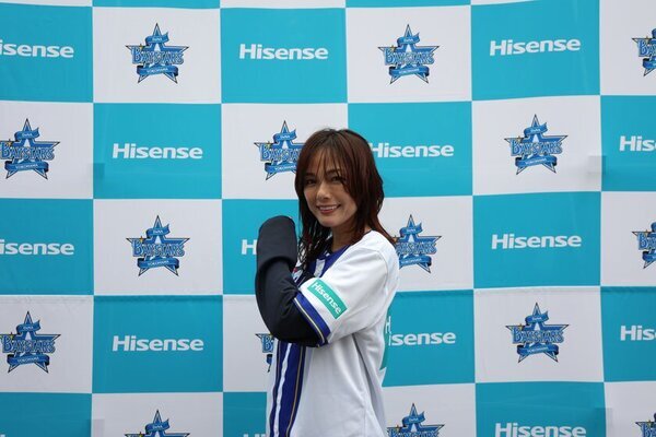 相川七瀬さんが横浜DeNAベイスターズの選手と共にキャンプイン?!「Hisense冠DAY」始球式でのノーバウンドピッチングに向けて気合十分の投球を披露！！