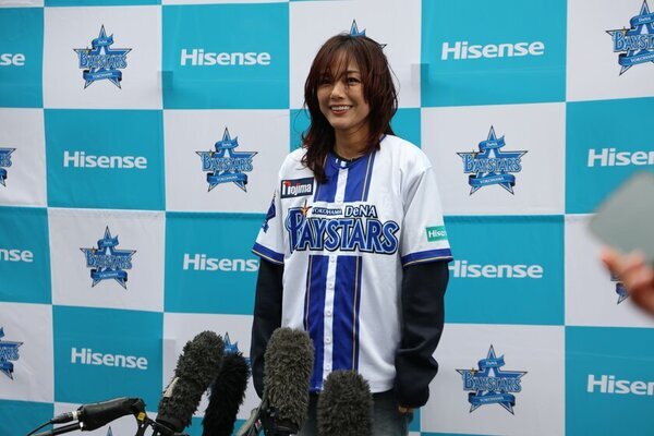 相川七瀬さんが横浜DeNAベイスターズの選手と共にキャンプイン?!「Hisense冠DAY」始球式でのノーバウンドピッチングに向けて気合十分の投球を披露！！