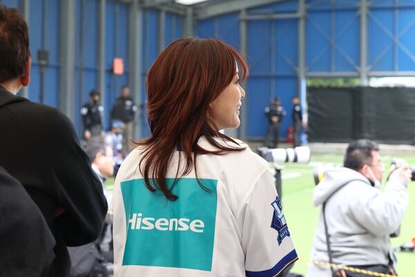 相川七瀬さんが横浜DeNAベイスターズの選手と共にキャンプイン?!「Hisense冠DAY」始球式でのノーバウンドピッチングに向けて気合十分の投球を披露！！