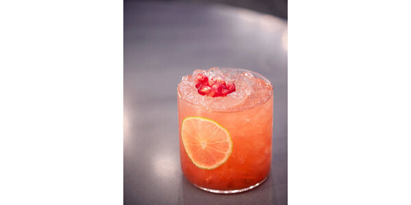 「フロール・デ・カーニャ」の魅力を映し出す、大自然の力強さを表現するオリジナルカクテルが「THE KNOT HIROSHIMA」に登場！