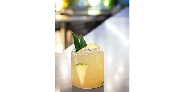 「フロール・デ・カーニャ」の魅力を映し出す、大自然の力強さを表現するオリジナルカクテルが「THE KNOT HIROSHIMA」に登場！