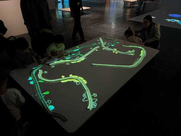 原作出版80周年「きかんしゃトーマスの世界展」～はたらく機関車たちのおはなし～　俳優　板垣李光人さんが応援サポーターに決定　～本展特別描き下ろしイラストの展示も～