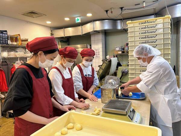 大阪城南女子短期大学と共同開発したオリジナルパンを販売～なにわの伝統野菜“田辺大根の葉”を有効活用～