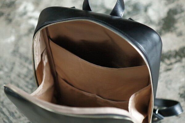 1カ月で2度完売！整理整頓リュック「tarsio」ブラックが再販開始　カバンの中の整理整頓に関する意識調査の結果を併せて公開