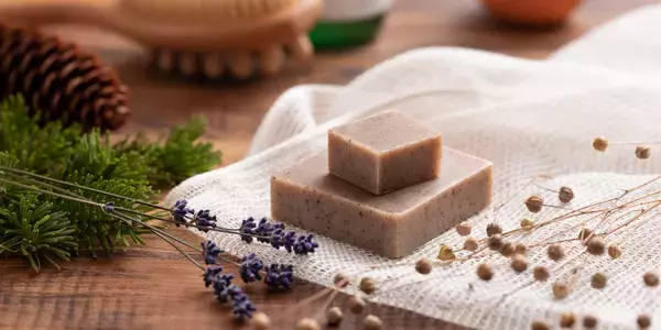 【亜麻公社】北海道生まれ 自然由来のスキンケア　亜麻仁油製造の副産物から着想を得て生まれた、亜麻種子由来のナチュラルシードスクラブ配合「亜麻の実石けん フローラルフォレストの香り」1月15日新発売