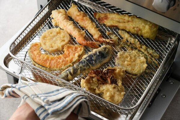 「ピザストーン」付属でいつもの冷凍ピザが感動の美味しさに　クイジナート「エアフライ オーブントースター」新モデルが3月中旬発売