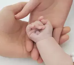 バースストーンに想いを込めて誕生記念や出産祝いに贈る『ベビーリング』