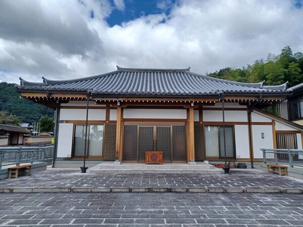 東本願寺法主の法衣装束の調査報告会を3月18日に開催　「真宗東派本願寺所蔵染織品　調査報告会・研究会」