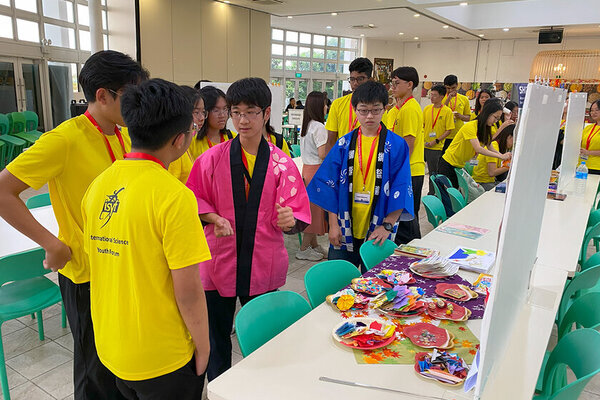 芝浦工業大学主催「高校化学グランドコンテスト」派遣チームが国際大会で第1位、第3位に入賞！