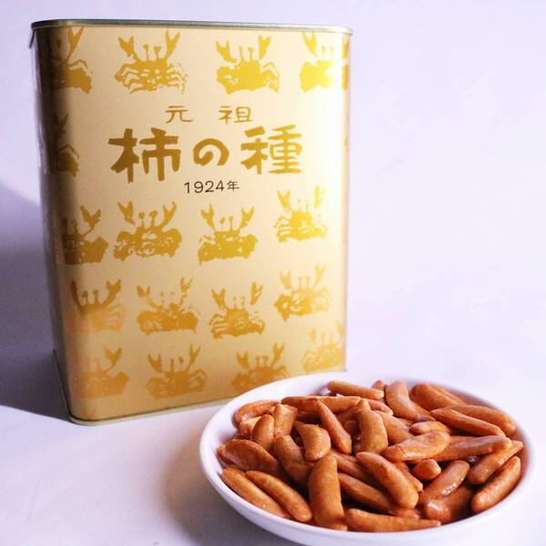 新潟で生まれて100年。メモリアルイヤーにふさわしいゴールドの輝き「元祖柿の種100年記念缶」3月6日発売