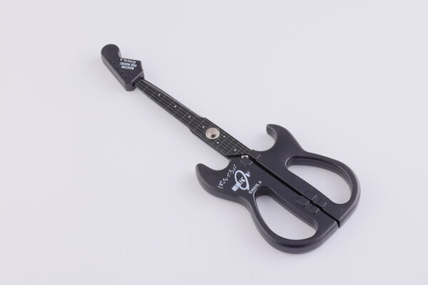 人気アニメ「ぼっち・ざ・ろっく！」と関の刃物がコラボ！職人が本気で作り込んだギター型ハサミが3月12日発売