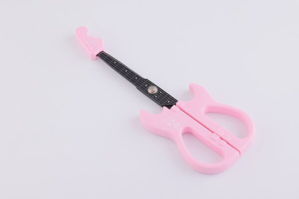 人気アニメ「ぼっち・ざ・ろっく！」と関の刃物がコラボ！職人が本気で作り込んだギター型ハサミが3月12日発売