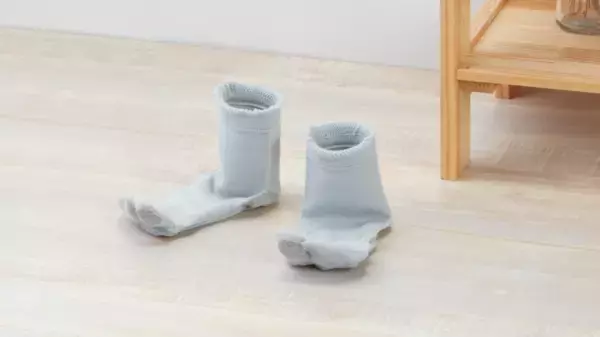 冬に急増する転倒・つまずきによるヒヤリハット　介護現場の声から生まれた歩きやすい靴下「歩き屋ソックス」今春発売