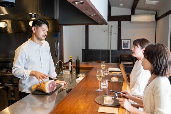 滋賀県がおくる約180万円の超豪華体験！彦根城内で徳川第19代当主と交流できる。新たな体験プログラム誕生！予約受付開始。『ちはやふる』でおなじみ、かるたの聖地も貸切!?永世名人にかるたを教わるプランなど“シガリズム”による高付加価値体験を続々展開