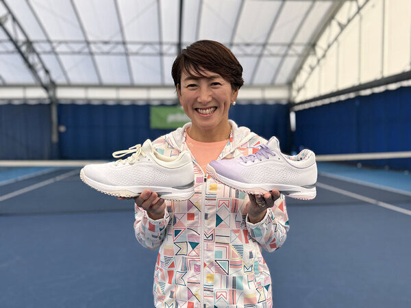 元プロテニスプレーヤー杉山愛氏監修の女性専用テニスシューズ「VENUSMASH」を3/8発売　女性らしい白を基調としたデザイン
