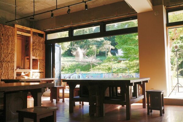 “内房総”で異世界体験！開催中の「深沢幸雄のガラス絵の世界」など現代アートとグルメを満喫する五感で楽しむアートトリップへ