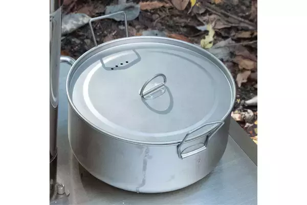 世界有数のチタン原産地で採れた高純度チタン製クッカー「チタン製鍋 蓋付き」が「A.S.F.OUTDOOR」からリニューアルして新発売！