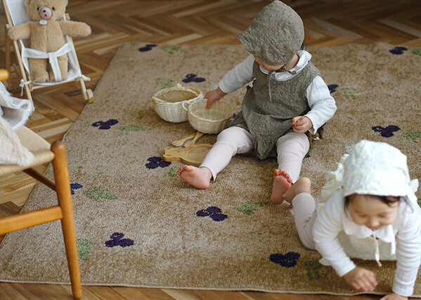 春の新生活に！甘酸っぱい果実のブルーベリー柄 北欧ラグが待望の再入荷！全4サイズが2025年3月1日(土)販売開始