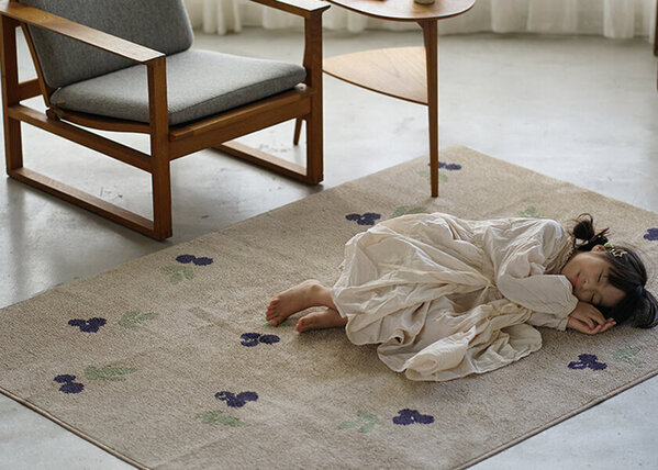 春の新生活に！甘酸っぱい果実のブルーベリー柄 北欧ラグが待望の再入荷！全4サイズが2025年3月1日(土)販売開始