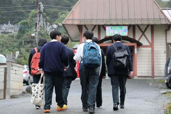 秩父鉄道×皆野高校生徒の卒業記念制作「皆高発→秩鉄行　青春ポスタープロジェクト」完了　3月上旬から電車内や駅に完成ポスター掲示　完成お披露目会を3月5日(水)に開催