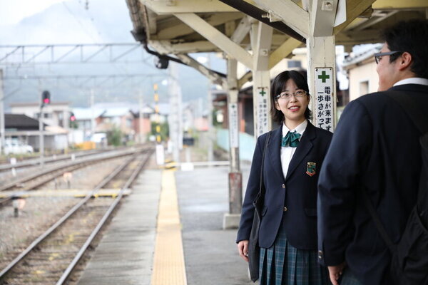 秩父鉄道×皆野高校生徒の卒業記念制作「皆高発→秩鉄行　青春ポスタープロジェクト」完了　3月上旬から電車内や駅に完成ポスター掲示　完成お披露目会を3月5日(水)に開催
