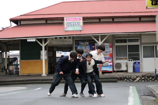 秩父鉄道×皆野高校生徒の卒業記念制作「皆高発→秩鉄行　青春ポスタープロジェクト」完了　3月上旬から電車内や駅に完成ポスター掲示　完成お披露目会を3月5日(水)に開催