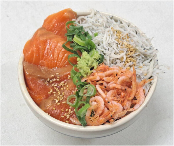 ＼静岡の豊かな自然の恵みで育ったブランド魚／「富士山サーモン」を使用した海鮮丼が登場　駿河湾沼津サービスエリア上り線内「おさかな丼屋 とと丸食堂」3月1日(土)より「富士山サーモンフェア」開催