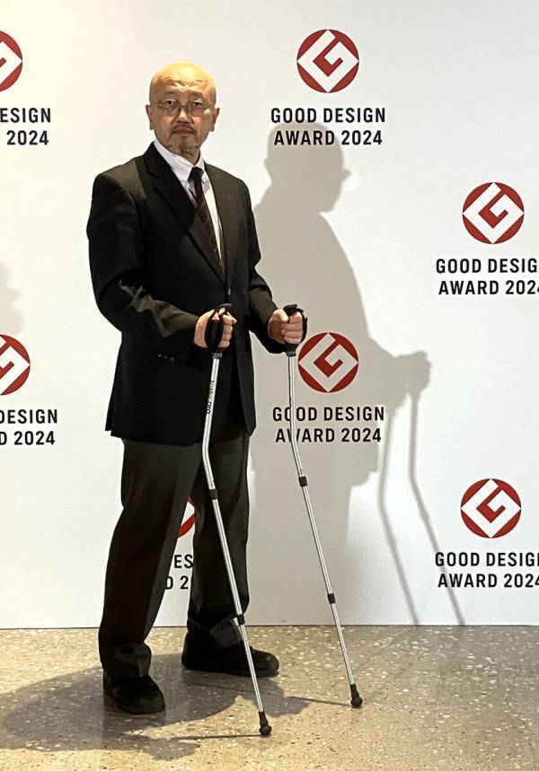 “ポールが進化するとこの形状になる”新しい形状の歩行杖『Issoku-CHO(1足長)』地方発明表彰、グッドデザイン賞に続いて大分県知事賞を受賞