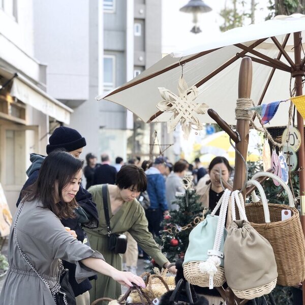 駅がマルシェに！？目黒駅開業140周年を記念してイベント開催　目黒の人気店が集合、巨大ダイニングテーブルでお祝い