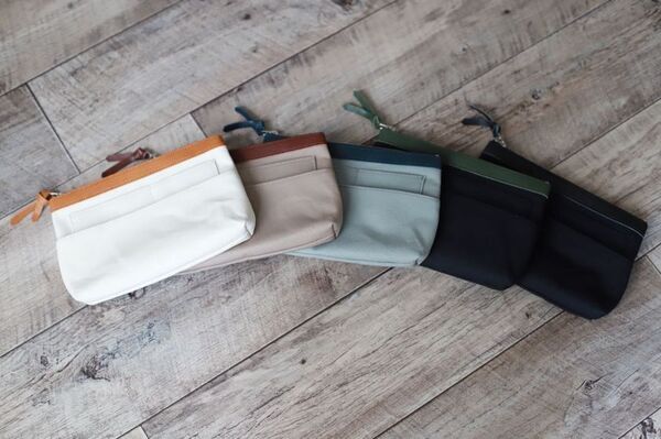 移動を楽しくするレザーアイテムブランド「CuirVelo」　ガバッと開く「ポストマンシリーズ」の新作バッグ「スリングポストマン」をMakuakeで4/13まで応援購入実施