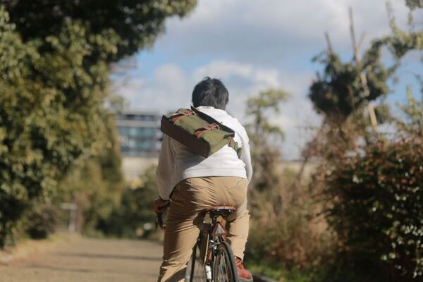 移動を楽しくするレザーアイテムブランド「CuirVelo」　ガバッと開く「ポストマンシリーズ」の新作バッグ「スリングポストマン」をMakuakeで4/13まで応援購入実施