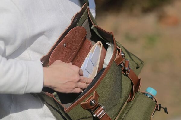 移動を楽しくするレザーアイテムブランド「CuirVelo」　ガバッと開く「ポストマンシリーズ」の新作バッグ「スリングポストマン」をMakuakeで4/13まで応援購入実施