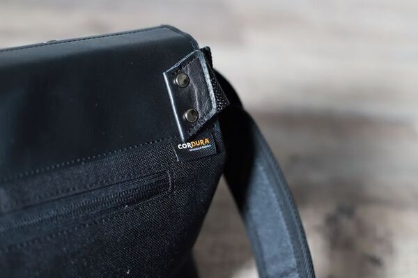 移動を楽しくするレザーアイテムブランド「CuirVelo」　ガバッと開く「ポストマンシリーズ」の新作バッグ「スリングポストマン」をMakuakeで4/13まで応援購入実施