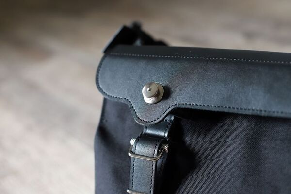 移動を楽しくするレザーアイテムブランド「CuirVelo」　ガバッと開く「ポストマンシリーズ」の新作バッグ「スリングポストマン」をMakuakeで4/13まで応援購入実施