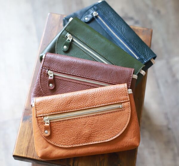 移動を楽しくするレザーアイテムブランド「CuirVelo」　ガバッと開く「ポストマンシリーズ」の新作バッグ「スリングポストマン」をMakuakeで4/13まで応援購入実施