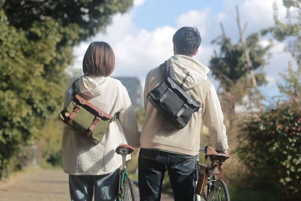 移動を楽しくするレザーアイテムブランド「CuirVelo」　ガバッと開く「ポストマンシリーズ」の新作バッグ「スリングポストマン」をMakuakeで4/13まで応援購入実施