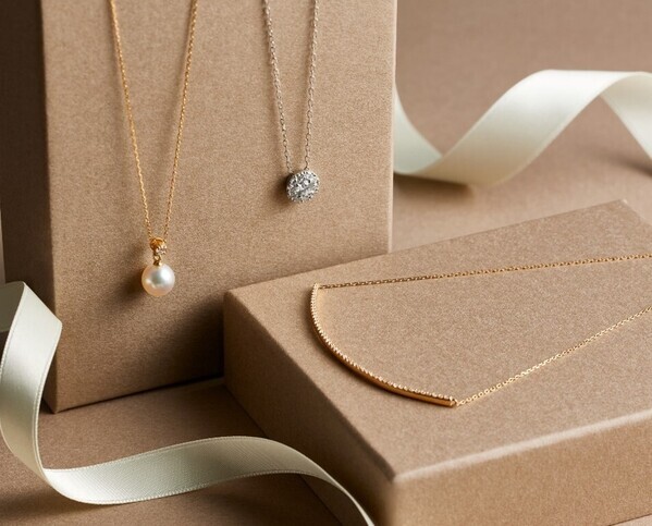 大切なひとへ感謝の意を込めてホワイデーギフトには上質な輝きのジュエリーを