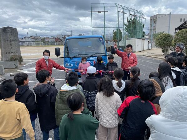 地元小学校で環境ごみ学習を続け35年　日吉、地元小学生が“環境”をテーマに描いた絵をパッカー車にペイント