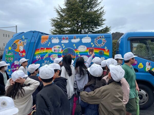 地元小学校で環境ごみ学習を続け35年　日吉、地元小学生が“環境”をテーマに描いた絵をパッカー車にペイント