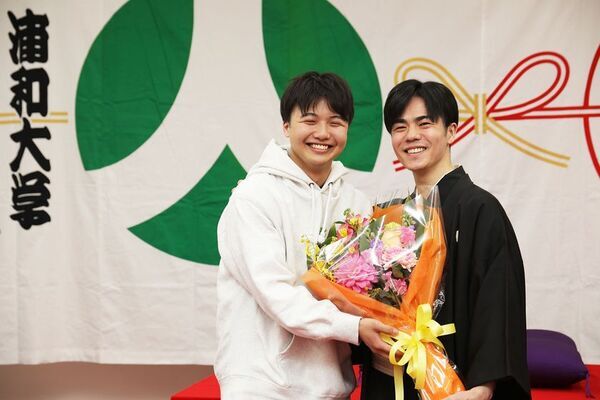 浦和大学卒業生・柳家緑太さん 真打昇進記念「うしろ幕・寄席のぼり贈呈式」開催報告