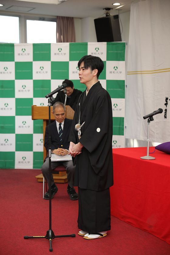 浦和大学卒業生・柳家緑太さん 真打昇進記念「うしろ幕・寄席のぼり贈呈式」開催報告