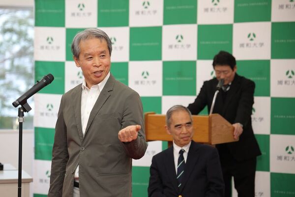 浦和大学卒業生・柳家緑太さん 真打昇進記念「うしろ幕・寄席のぼり贈呈式」開催報告