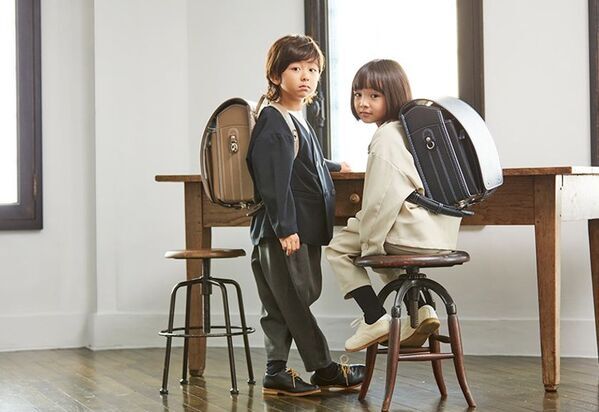 今年で創業90周年。御用達職人が作るオオバランドセルより、2026年度ご入学用ランドセルを発売　軽さ、くすみカラーなどトレンドを意識したニューモデルが登場！