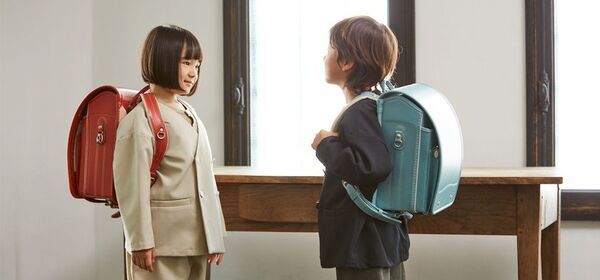 今年で創業90周年。御用達職人が作るオオバランドセルより、2026年度ご入学用ランドセルを発売　軽さ、くすみカラーなどトレンドを意識したニューモデルが登場！