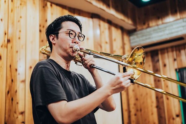 シーンが注目するジャズトロンボーンの新星・池本茂貴　リーダークインテットのデビュー作を4/24に発売