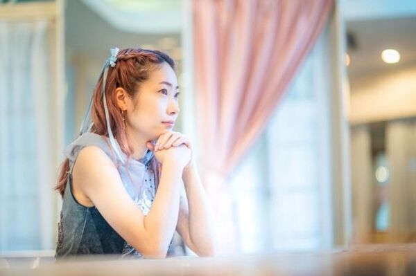 山本恵莉子、新曲『また逢える時まで』MVを3月30日公開！強い風に乗って進む、前向きなメッセージを込めた一曲