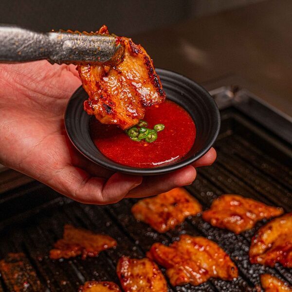 韓国で大流行中のアレが新大久保で食べられる！？「カルナク」が『ヨプの黒豚屋　新大久保店』に3/7より登場！