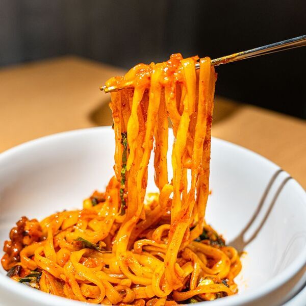 韓国で大流行中のアレが新大久保で食べられる！？「カルナク」が『ヨプの黒豚屋　新大久保店』に3/7より登場！